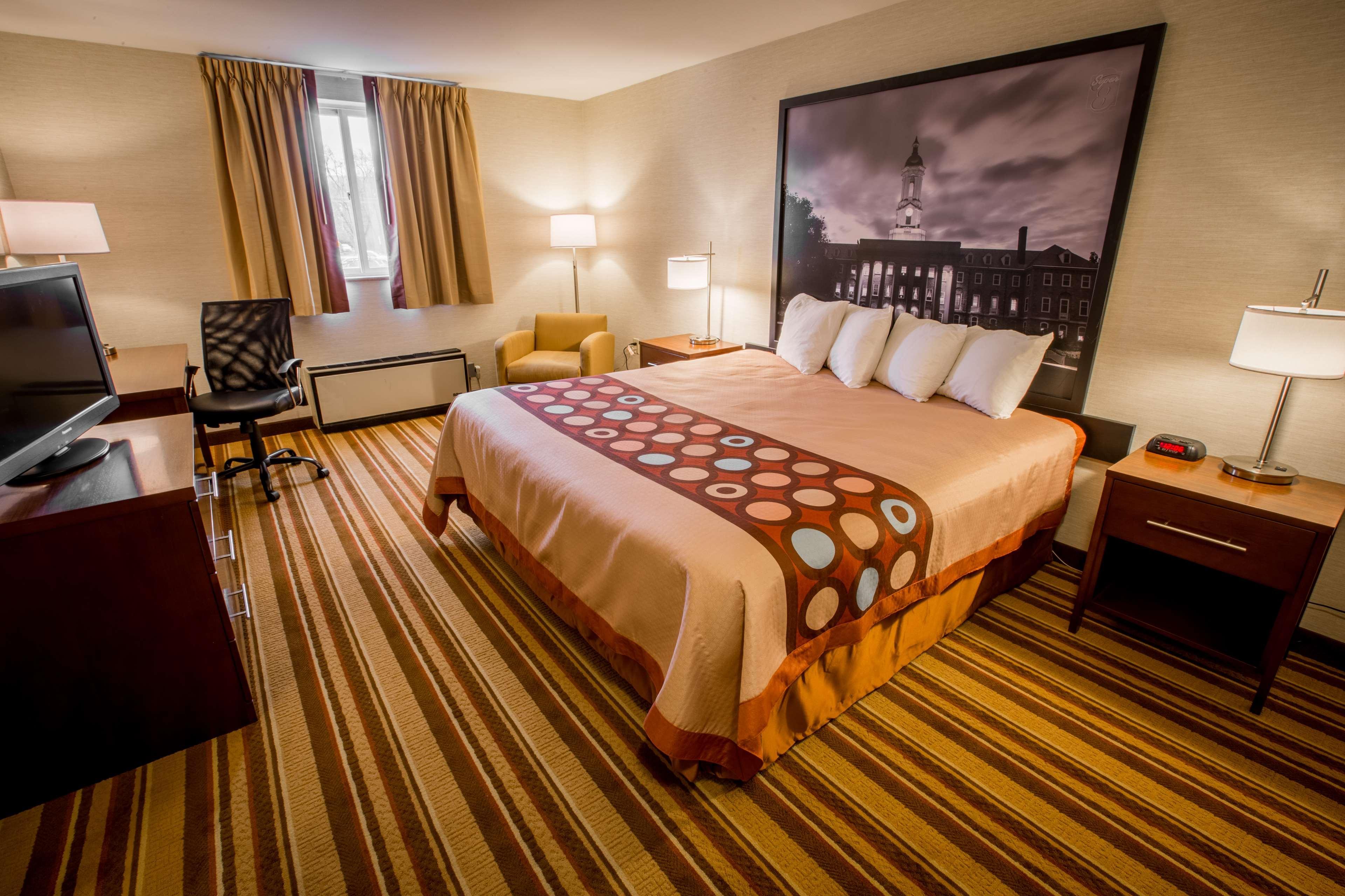 Super 8 By Wyndham State College Motel Екстериор снимка