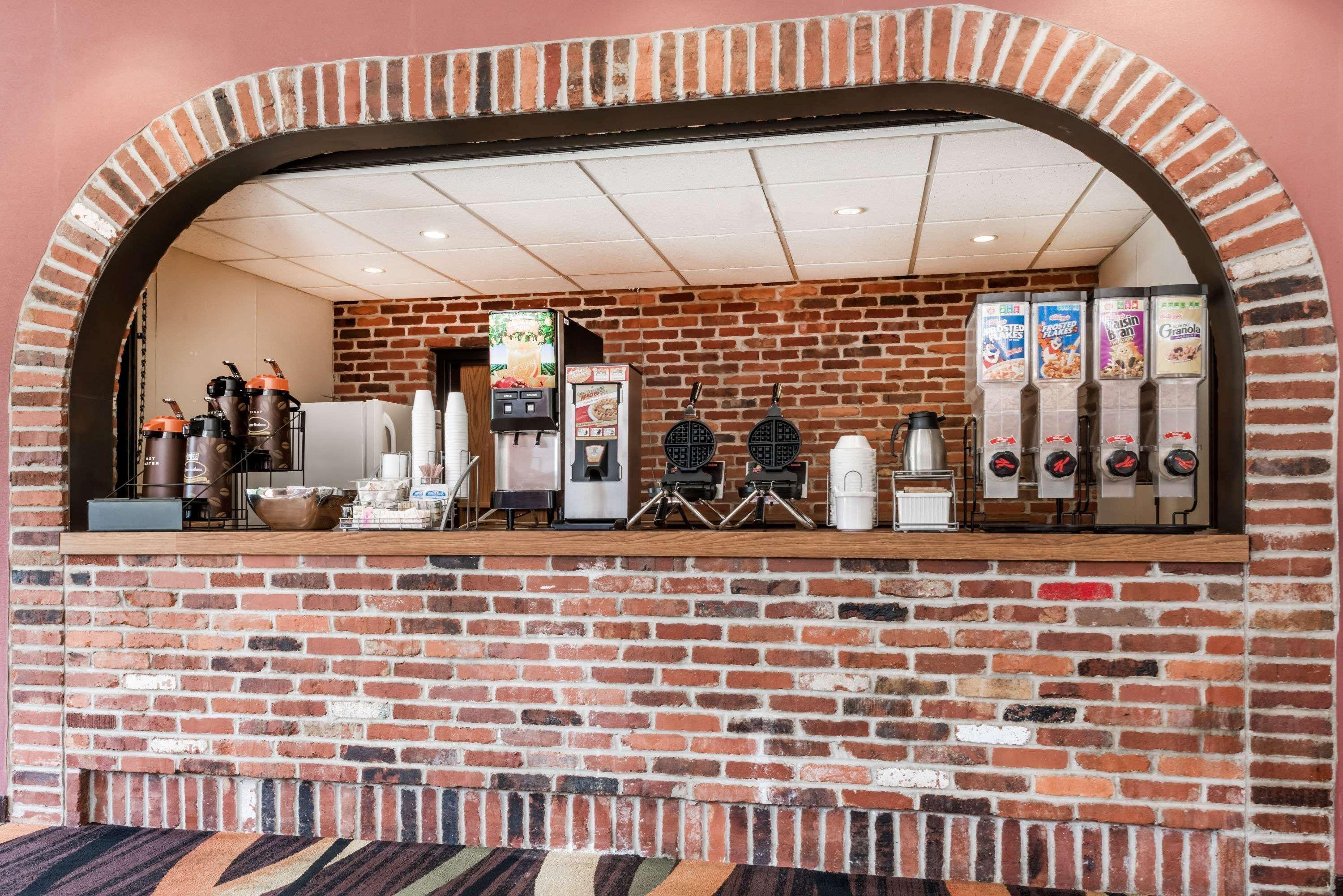Super 8 By Wyndham State College Motel Екстериор снимка