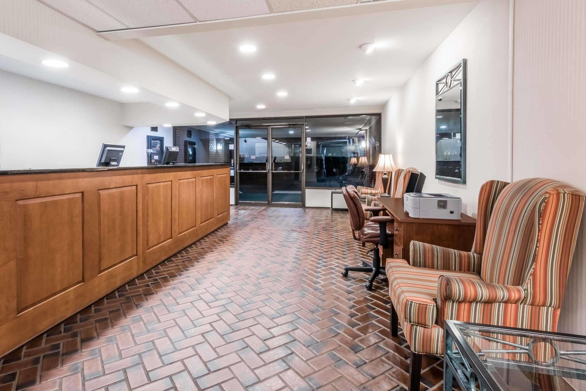 Super 8 By Wyndham State College Motel Екстериор снимка