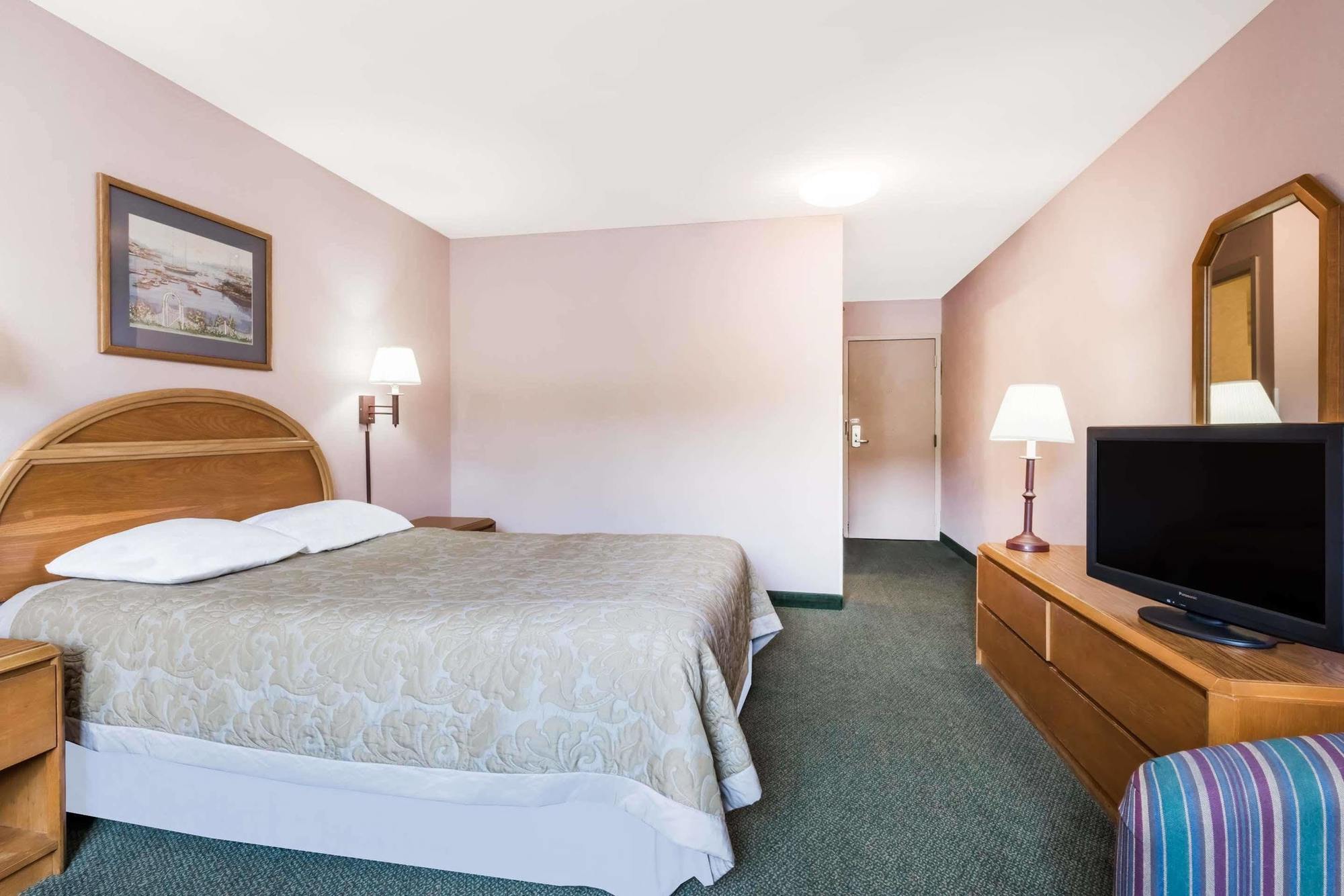 Super 8 By Wyndham State College Motel Екстериор снимка