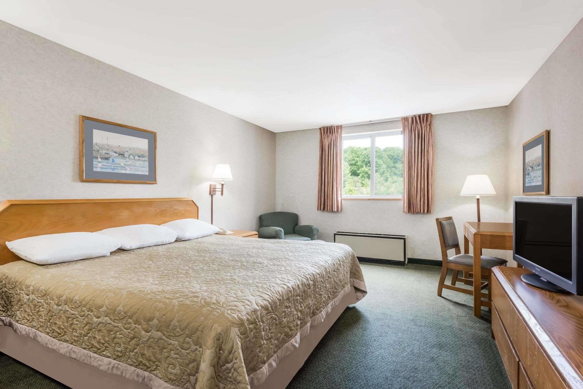 Super 8 By Wyndham State College Motel Екстериор снимка
