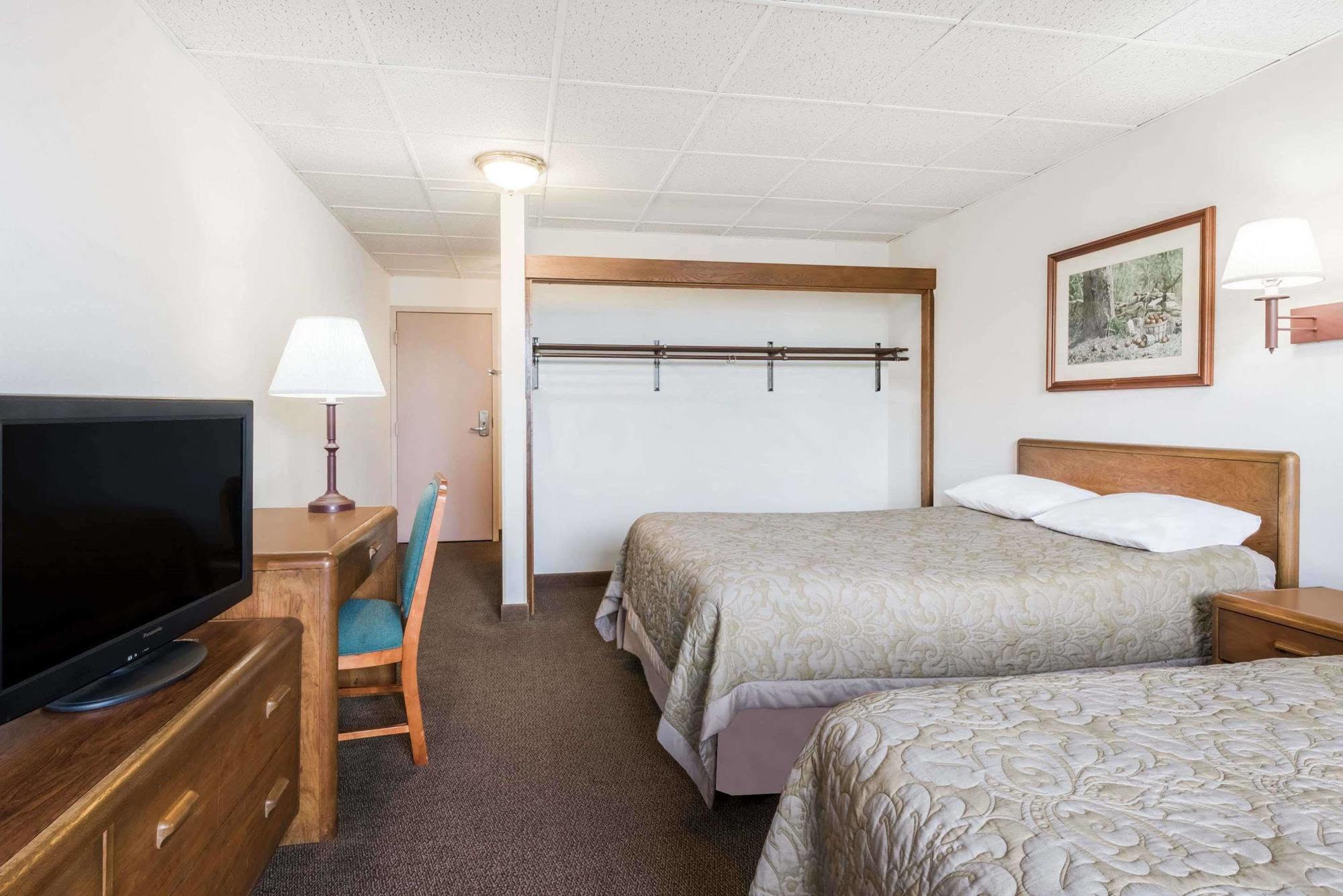 Super 8 By Wyndham State College Motel Екстериор снимка