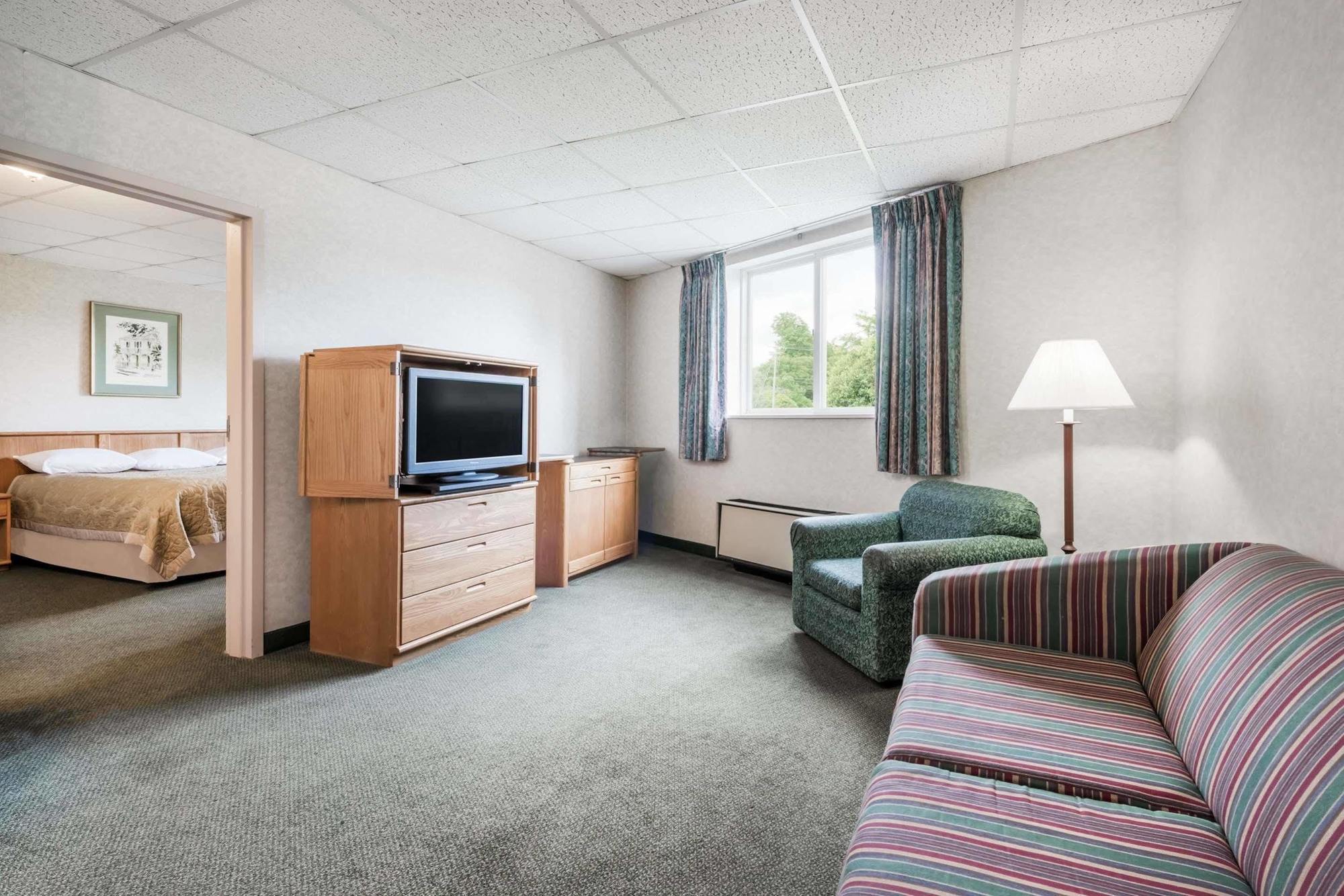 Super 8 By Wyndham State College Motel Екстериор снимка