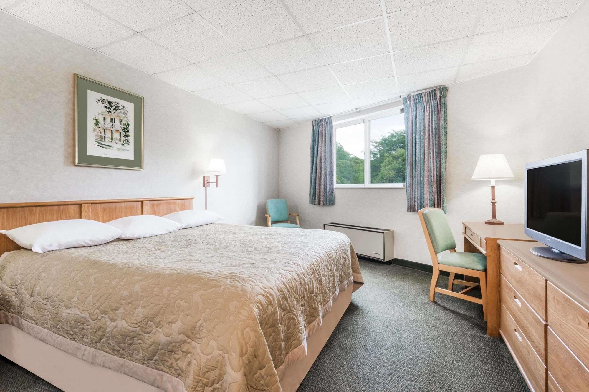 Super 8 By Wyndham State College Motel Екстериор снимка